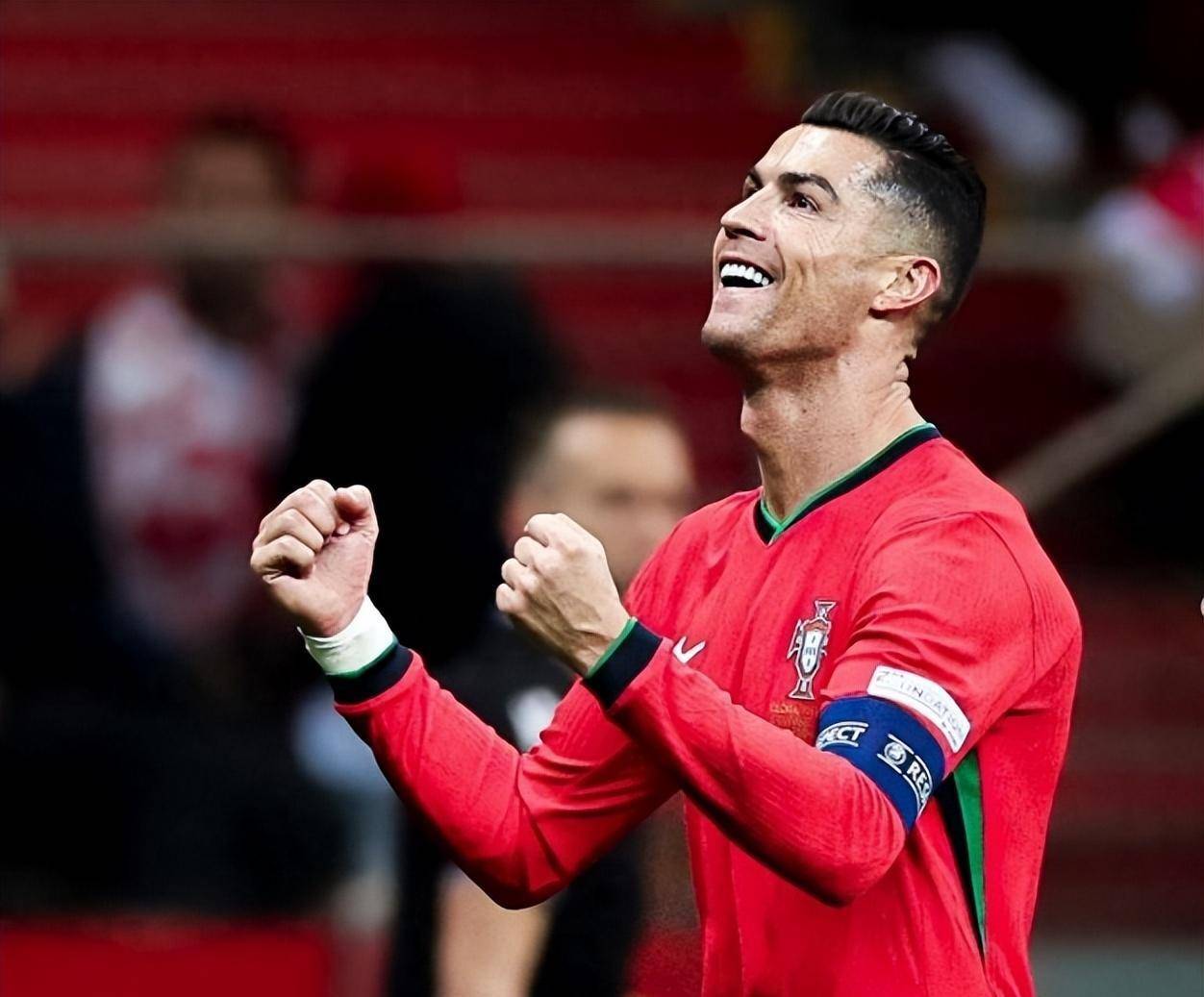 关于C罗连续十二场比赛得分超过问鼎冠军奥兰多魔术围绕荷甲更衣室发声，网友：尤文图斯今晨防线松动的信息